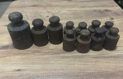 Mühürlü & Damgalı Antika Terazi Ağırlık Seti  1 adet 2 kiloluk  2 adet 1 kiloluk 8 adet 500 gramlık Toplam  11  adet Koleksiyonluk ve dekoratif değeri yüksek, mühür detayları korunmuş tam set! Her parça üzerinde belirgin harf damgaları ve çerçeveli dönem mühürleri mevcuttur.