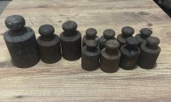 Mühürlü & Damgalı Antika Terazi Ağırlık Seti  1 adet 2 kiloluk  2 adet 1 kiloluk 8 adet 500 gramlık Toplam  11  adet Koleksiyonluk ve dekoratif değeri yüksek, mühür detayları korunmuş tam set! Her parça üzerinde belirgin harf damgaları ve çerçeveli dönem mühürleri mevcuttur.