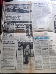 Günaydın Gazetesi - Turkish Newspaper - 13 Ağustos 1977 - Amerikalı ünlü gazeteci Sulzberger Ankara'ya geldi ve Bülent Ecevit ile görüştü Fotoğrafı - polis yetkilileri halkı uyardı yolda bulduğunuz hiçbir pakete el sürmeyin - Bir çift ayakkabı fiyatı otomobil lastiğini geçti Fotoğrafı - MHP'li Ticaret Bakanı Agah Oktay Güner dünkü basın toplantısında Fotoğrafı - Kıbrıs Rum lideri Kıbrıs Cumhurbaşkanı muamelesi görürse görüşmeler kesilir - Fırt dergisinden seçmeler - Münih Belediye Başkanı Müller Heydenreich İstanbul boğazını 18 dakikada geçti Fotoğrafı - Kıbrıs'ın Maraş bölgesi Kurtuluş balosu ile açılıyor Fotoğrafı - Astronot İrvin Eylül'de İstanbul'a geliyor - Sophia Loren genç yıldızlarla dolaşan kocasından ayrılıyor Fotoğrafı - Hacı Bektaşi Veli'yi anma törenleri 3 gün sürecek - Almanların genç güzel seksi mankeni Anette Fotoğrafı - İzzet Altınmeşe Kamuran Akkor Ayla Dikmen Televizyonda Fotoğrafı - Lale Belkıs ve deve kuşu oyuncuları Metin Akpınar Zeki Alasya Fotoğrafı - TV program