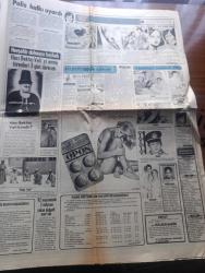 Günaydın Gazetesi - Turkish Newspaper - 13 Ağustos 1977 - Amerikalı ünlü gazeteci Sulzberger Ankara'ya geldi ve Bülent Ecevit ile görüştü Fotoğrafı - polis yetkilileri halkı uyardı yolda bulduğunuz hiçbir pakete el sürmeyin - Bir çift ayakkabı fiyatı otomobil lastiğini geçti Fotoğrafı - MHP'li Ticaret Bakanı Agah Oktay Güner dünkü basın toplantısında Fotoğrafı - Kıbrıs Rum lideri Kıbrıs Cumhurbaşkanı muamelesi görürse görüşmeler kesilir - Fırt dergisinden seçmeler - Münih Belediye Başkanı Müller Heydenreich İstanbul boğazını 18 dakikada geçti Fotoğrafı - Kıbrıs'ın Maraş bölgesi Kurtuluş balosu ile açılıyor Fotoğrafı - Astronot İrvin Eylül'de İstanbul'a geliyor - Sophia Loren genç yıldızlarla dolaşan kocasından ayrılıyor Fotoğrafı - Hacı Bektaşi Veli'yi anma törenleri 3 gün sürecek - Almanların genç güzel seksi mankeni Anette Fotoğrafı - İzzet Altınmeşe Kamuran Akkor Ayla Dikmen Televizyonda Fotoğrafı - Lale Belkıs ve deve kuşu oyuncuları Metin Akpınar Zeki Alasya Fotoğrafı - TV program