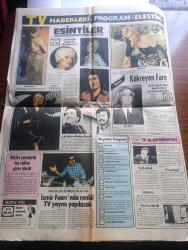 Günaydın Gazetesi - Turkish Newspaper - 13 Ağustos 1977 - Amerikalı ünlü gazeteci Sulzberger Ankara'ya geldi ve Bülent Ecevit ile görüştü Fotoğrafı - polis yetkilileri halkı uyardı yolda bulduğunuz hiçbir pakete el sürmeyin - Bir çift ayakkabı fiyatı otomobil lastiğini geçti Fotoğrafı - MHP'li Ticaret Bakanı Agah Oktay Güner dünkü basın toplantısında Fotoğrafı - Kıbrıs Rum lideri Kıbrıs Cumhurbaşkanı muamelesi görürse görüşmeler kesilir - Fırt dergisinden seçmeler - Münih Belediye Başkanı Müller Heydenreich İstanbul boğazını 18 dakikada geçti Fotoğrafı - Kıbrıs'ın Maraş bölgesi Kurtuluş balosu ile açılıyor Fotoğrafı - Astronot İrvin Eylül'de İstanbul'a geliyor - Sophia Loren genç yıldızlarla dolaşan kocasından ayrılıyor Fotoğrafı - Hacı Bektaşi Veli'yi anma törenleri 3 gün sürecek - Almanların genç güzel seksi mankeni Anette Fotoğrafı - İzzet Altınmeşe Kamuran Akkor Ayla Dikmen Televizyonda Fotoğrafı - Lale Belkıs ve deve kuşu oyuncuları Metin Akpınar Zeki Alasya Fotoğrafı - TV program