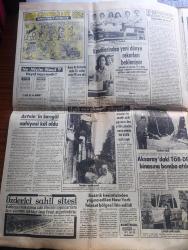 Günaydın Gazetesi - Turkish Newspaper - 17 Temmuz 1977 - MC koalisyonu için bakanlık pazarlığında - AP ile MHP anlaştı ama Erbakan hala direniyor - CHP Genel Başkanı Bülent Ecevit kendisini suikasttan kurtaran Amerikan polislerini Türkiye'ye davet etti Fotoğrafı - Ecevit'i Amerika'da suikasttan kurtaran polislere kahramanlık ödülü verildi - Necmettin Erbakan Süleyman Demirel 15 dakika kapıda bekletti Fotoğrafı - Amerika başkanı Carter Türkiye'de seçimlerin tek Parti iktidarı sağlayamaması kaygı vericidir diyor - Artvin'in Sarıgöl nahiyesi tamamen yandı - direniş sebebiyle İstanbul'da dün belediye otobüsleri çalışmadı - Aksaray'daki TÖB DER binasına bomba atıldı fotoğraf - Jean Paul Belmondo'nun oğlu boyuna yaklaştı Fotoğrafı - Fatih'in Fedaisi Kara Murat yazan Rahmi Muratoğlu Çizen Abdullah Turhan - tarafsız bir Türk gazetecisinin kalem ve objektifinden röportaj Aydın Öztürk - Nil Burak defile mi yapacak şarkı mı söyleyecek Fotoğrafı - Dizi Film MC Millan saat 20.40'da televizyonda