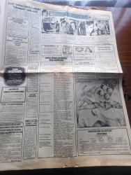 Günaydın Gazetesi - Turkish Newspaper - 17 Temmuz 1977 - MC koalisyonu için bakanlık pazarlığında - AP ile MHP anlaştı ama Erbakan hala direniyor - CHP Genel Başkanı Bülent Ecevit kendisini suikasttan kurtaran Amerikan polislerini Türkiye'ye davet etti Fotoğrafı - Ecevit'i Amerika'da suikasttan kurtaran polislere kahramanlık ödülü verildi - Necmettin Erbakan Süleyman Demirel 15 dakika kapıda bekletti Fotoğrafı - Amerika başkanı Carter Türkiye'de seçimlerin tek Parti iktidarı sağlayamaması kaygı vericidir diyor - Artvin'in Sarıgöl nahiyesi tamamen yandı - direniş sebebiyle İstanbul'da dün belediye otobüsleri çalışmadı - Aksaray'daki TÖB DER binasına bomba atıldı fotoğraf - Jean Paul Belmondo'nun oğlu boyuna yaklaştı Fotoğrafı - Fatih'in Fedaisi Kara Murat yazan Rahmi Muratoğlu Çizen Abdullah Turhan - tarafsız bir Türk gazetecisinin kalem ve objektifinden röportaj Aydın Öztürk - Nil Burak defile mi yapacak şarkı mı söyleyecek Fotoğrafı - Dizi Film MC Millan saat 20.40'da televizyonda