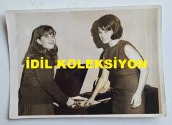 YEŞİLÇAM'IN YILDIZI HÜLYA KOÇYİĞİT'İN ORİJİNAL FOTOĞRAFI  - 16 x 11 cm EBADINDA - HÜLYA KOÇYİĞİT, KARDEŞİ NİLÜFER KOÇYİĞİT'LE BİRLİKTE KADRAJA GÜLÜMSERKEN ÇEKİLMİŞ BİR HATIRA FOTOĞRAFI. 1960'LAR