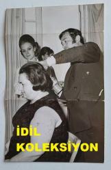 YEŞİLÇAM'IN YILDIZI HÜLYA KOÇYİĞİT'İN ORİJİNAL FOTOĞRAFI  - 18 x 12 cm EBADINDA - HÜLYA KOÇYİĞİT, ANNESİ MELEK KOÇYİĞİT'İN SAÇLARININ YAPILMASINI KARDEŞİ FERYAL KOÇYİĞİT'LE BİRLİKTE İZLERKEN ÇEKİLMİŞ BİR KARE