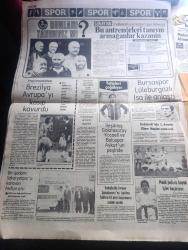 Günaydın Gazetesi - Turkish Newspaper - 27 Mayıs 1981 - Atatürk diyor ki - devlet başkanı Kenan Evren kızlarımızı okutmalıyız dedi fotoğraf - halk konseye 8 ayda 59 bin 318 dilekçe gönderdi - Ankara'ya gelen Amerikan savunma bakan yardımcısı West Dedi Ki Türkiye çok güçlü bir ülke - Atatürk'ün evinin üzerinde tehlikeli akrobasi numaraları yapan deli Yunanlı İlias Diamantopulos fotoğraf - New York güzellik kraliçesi Deborah Fountain göğüslerini pamukla doldurunca kraliçeliğini kaybetti Fotoğrafı - Mehmet Ali Ağca İtalyan savcıları şaşkına çevirdi Fotoğrafı - Emel Sayın'ın otomobili gazino'nun önünden çalındı fotoğraf - Cerrahpaşa tıp fakültesi dekanı Profesör Bülent Bekarda Atatürkçülük durmadan Atatürk demek değildir dedi - uçağın müthiş gücünü ispatlayan adam Lindbergh - Fatih'in Fedaisi Kara Murat yazan Rahmi Muratoğlu Çizen Abdullah Turhan - Avrupa turnesinde bulunan Brezilya takımı Avrupa'yı kasıp kavurdu - voleybolda Avrupa şampiyonasına katılamadık - Mete İnselel ile röportaj