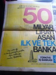 Günaydın Gazetesi - Turkish Newspaper - 2 Kasım 1977 - Ecevit CHP'deki istifaları son dakikada önledi - Ankara'ya gelen para fonu uzmanı Swen Ivars trafik kazasında öldü - 66 Pamuk tüccarının 300 milyon lira vergi kaçırdığı tespit edildi - onun seçime 4 gün kala İstanbul Belediye Başkanı Ahmet İsvan ve rakibi CHP İstanbul İl Başkanı Aytekin Kotil konuştu fotoğraf - Pakistan'ın yeni devlet başkanı General Ziya Ül Hak Ankara'ya geldi - Hafiyesi Mahmut çizen Oğuz Aral - İstanbul Üniversitesi törensiz açıldı - film yıldızları sansür protestosunda kendilerine Fatma Girik'i sözcü seçtiler  fotoğraf - Fatih'in Fedaisi Kara Murat yazan Rahmi Muratoğlu Çizen Abdullah Turhan - Kafkas Kartalı Şeyh Şamil yazan Oğuz Özdeş çizen Cemal Dündar - Göztepe teknik direktörü Fikri Bayrıl elimizden liderliği kimse alamaz dedi fotoğraf - İzmir körfezi'nde balık nesli tükendi - Anderlecht Hamburg Avrupa kupa maçı saat 21.20'de televizyonda - Lale Belkıs 5 şarkı ile ekrana gelecek fotoğraf - TRT programı
