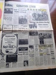Günaydın Gazetesi - Turkish Newspaper - 2 Kasım 1977 - Ecevit CHP'deki istifaları son dakikada önledi - Ankara'ya gelen para fonu uzmanı Swen Ivars trafik kazasında öldü - 66 Pamuk tüccarının 300 milyon lira vergi kaçırdığı tespit edildi - onun seçime 4 gün kala İstanbul Belediye Başkanı Ahmet İsvan ve rakibi CHP İstanbul İl Başkanı Aytekin Kotil konuştu fotoğraf - Pakistan'ın yeni devlet başkanı General Ziya Ül Hak Ankara'ya geldi - Hafiyesi Mahmut çizen Oğuz Aral - İstanbul Üniversitesi törensiz açıldı - film yıldızları sansür protestosunda kendilerine Fatma Girik'i sözcü seçtiler  fotoğraf - Fatih'in Fedaisi Kara Murat yazan Rahmi Muratoğlu Çizen Abdullah Turhan - Kafkas Kartalı Şeyh Şamil yazan Oğuz Özdeş çizen Cemal Dündar - Göztepe teknik direktörü Fikri Bayrıl elimizden liderliği kimse alamaz dedi fotoğraf - İzmir körfezi'nde balık nesli tükendi - Anderlecht Hamburg Avrupa kupa maçı saat 21.20'de televizyonda - Lale Belkıs 5 şarkı ile ekrana gelecek fotoğraf - TRT programı