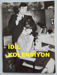 YEŞİLÇAM'IN YILDIZI HÜLYA KOÇYİĞİT'İN ORİJİNAL FOTOĞRAFI  - 19,5 x 14 cm EBADINDA - HÜLYA KOÇYİĞİT, SAÇLARINA MODEL VERDİRİRKEN ÇEKİLMİŞ BİR KARE. 1960'LAR (FOTOĞRAF; BERKE ARMAY)