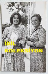 YEŞİLÇAM'IN YILDIZI HÜLYA KOÇYİĞİT'İN ORİJİNAL FOTOĞRAFI  - 14 x 9 cm EBADINDA - HÜLYA KOÇYİĞİT, RAUF DENKTAŞ'IN EŞİ AYDIN DENKTAŞ İLE GÜLÜMSEYEREK KADRAJA POZ VERİRKEN ÇEKİLMİŞ NET KALİTEDE BİR HATIRA FOTOĞRAFI. 12 KASIM 1977