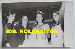 YEŞİLÇAM'IN YILDIZI HÜLYA KOÇYİĞİT'İN ORİJİNAL FOTOĞRAFI  - 18 x 11 cm EBADINDA - HÜLYA KOÇYİĞİT, ANNESİ MELEK KOÇYİĞİT, KARDEŞLERİ FERYAL KOÇYİĞİT ve NİLÜFER KOÇYİĞİT'LE BİRLİKTE PASTA KESERKEN ÇEKİLMİŞ BİR KARE