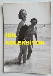 YEŞİLÇAM'IN YILDIZI HÜLYA KOÇYİĞİT'İN ORİJİNAL FOTOĞRAFI  - 18 x 12 cm EBADINDA - HÜLYA KOÇYİĞİT, ANNESİ MELEK KOÇYİĞİT'LE BİRLİKTE DENİZDE EĞLENİRKEN ÇEKİLMİŞ BİR HATIRA FOTOĞRAFI