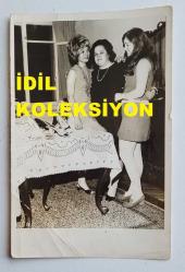 YEŞİLÇAM'IN YILDIZI HÜLYA KOÇYİĞİT'İN ORİJİNAL FOTOĞRAFI  - 18 x 12 cm EBADINDA - HÜLYA KOÇYİĞİT, ANNESİ MELEK KOÇYİĞİT ve KARDEŞİ NİLÜFER KOÇTİĞİT'LE BİRLİKTEYKEN ÇEKİLMİŞ BİR HATIRA POZU