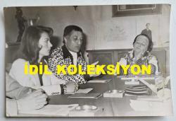 YEŞİLÇAM'IN YILDIZI HÜLYA KOÇYİĞİT'İN ORİJİNAL FOTOĞRAFI  - 18 x 12 cm EBADINDA - HÜLYA KOÇYİĞİT, ÜMİT UTKU İLE YAN YANA OTURURKEN ÇEKİLMİŞ BİR KARE (HÜLYA KOÇYİĞİT, FİLM SANATÇILARINI GÜÇLENDİRME VAKFI'NA GEÇİCİ OLARAK GENEL BAŞKAN SEÇİLDİ, 15 MAYIS 1975)