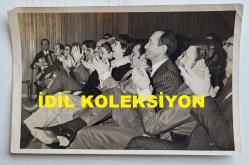 YEŞİLÇAM'IN YILDIZI HÜLYA KOÇYİĞİT'İN ORİJİNAL FOTOĞRAFI  - 18 x 12 cm EBADINDA - HÜLYA KOÇYİĞİT, EŞİ SELİM SOYDAN ve KARTAL TİBET'LE AYNI SIRADA OTURDUĞU SALONDA SAHNE ALAN SANATÇILARI ALKIŞLARKEN ÇEKİLMİŞ BİR KARE