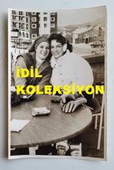 YEŞİLÇAM'IN YILDIZI HÜLYA KOÇYİĞİT'İN ORİJİNAL FOTOĞRAFI  - 18 x 12 cm EBADINDA - HÜLYA KOÇYİĞİT, SELDA ALKOR'LA BİRLİKTE ULUDAĞ'DA TATİL SIRASINDA HATIRA POZU VERİRKEN ÇEKİLMİŞ BİR KARE. 3 ŞUBAT 1985