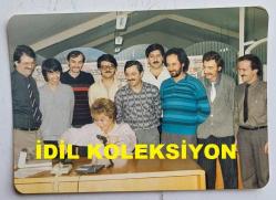 YEŞİLÇAM'IN YILDIZI HÜLYA KOÇYİĞİT'İN ORİJİNAL FOTOĞRAFI  - 13 x 9 cm EBADINDA - HÜLYA KOÇYİĞİT, ZİYARET ETTİĞİ BÜRODA TELEFON BAŞINA GEÇİP GÜLÜMSERKEN ÇEKİLMİŞ BİR KARE