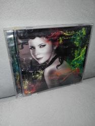 Cd Şebnem Ferah Benim adım orman albümü. Orijinal. Pasaj 2009 baskı. Dinlemeyi etkilemeyen yoğun çizikler var. Sorunsuz çalışıyor. Kartonet hem birbirine yapışık, hem de CD kabına yapışıktır. Bu nedenle fiyata yansıtılmıştır. lütfen bu duruma göre alım yapınız.