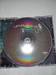 Cd Şebnem Ferah Benim adım orman albümü. Orijinal. Pasaj 2009 baskı. Dinlemeyi etkilemeyen yoğun çizikler var. Sorunsuz çalışıyor. Kartonet hem birbirine yapışık, hem de CD kabına yapışıktır. Bu nedenle fiyata yansıtılmıştır. lütfen bu duruma göre alım yapınız.