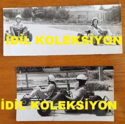 YEŞİLÇAM'IN YILDIZI HÜLYA KOÇYİĞİT'İN ORİJİNAL 2'Lİ FOTOĞRAF SETİ  - 22 x 9 cm ve 18 x 10 cm EBADINDA - HÜLYA KOÇYİĞİT ve KARDEŞİ NİLÜFER KOÇYİĞİT, PİSTTE GO KART ARABALARIYLA YARIŞIRKEN ÇEKİLMİŞ 2 FARKLI KARE