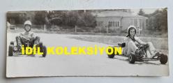 YEŞİLÇAM'IN YILDIZI HÜLYA KOÇYİĞİT'İN ORİJİNAL 2'Lİ FOTOĞRAF SETİ  - 22 x 9 cm ve 18 x 10 cm EBADINDA - HÜLYA KOÇYİĞİT ve KARDEŞİ NİLÜFER KOÇYİĞİT, PİSTTE GO KART ARABALARIYLA YARIŞIRKEN ÇEKİLMİŞ 2 FARKLI KARE