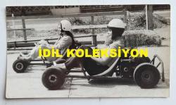 YEŞİLÇAM'IN YILDIZI HÜLYA KOÇYİĞİT'İN ORİJİNAL 2'Lİ FOTOĞRAF SETİ  - 22 x 9 cm ve 18 x 10 cm EBADINDA - HÜLYA KOÇYİĞİT ve KARDEŞİ NİLÜFER KOÇYİĞİT, PİSTTE GO KART ARABALARIYLA YARIŞIRKEN ÇEKİLMİŞ 2 FARKLI KARE