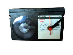 ÖZEL TASARIM VİDEO KASETTEN VİNTAGE MASA SAATİ.