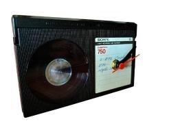 ÖZEL TASARIM VİDEO KASETTEN VİNTAGE MASA SAATİ.