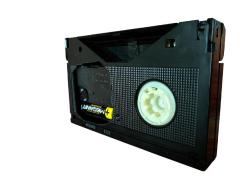 ÖZEL TASARIM VİDEO KASETTEN VİNTAGE MASA SAATİ.