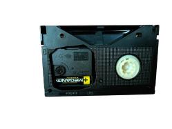 ÖZEL TASARIM VİDEO KASETTEN VİNTAGE MASA SAATİ.