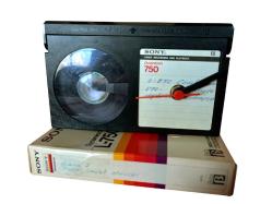 ÖZEL TASARIM VİDEO KASETTEN VİNTAGE MASA SAATİ.