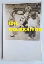 YEŞİLÇAM'IN YILDIZI HÜLYA KOÇYİĞİT'İN ORİJİNAL AJANS-BASIN FOTOĞRAFI - 18 x 12 cm EBADINDA - HÜLYA KOÇYİĞİT, KIZI GÜLŞAH'LA BİRLİKTE PARKTAYKEN ÇEKİLMİŞ BİR KARE