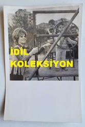 YEŞİLÇAM'IN YILDIZI HÜLYA KOÇYİĞİT'İN ORİJİNAL AJANS-BASIN FOTOĞRAFI - 18 x 12 cm EBADINDA - HÜLYA KOÇYİĞİT, KIZI GÜLŞAH'LA BİRLİKTE PARKTAYKEN ÇEKİLMİŞ BİR KARE