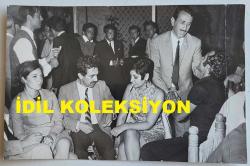 AYDEMİR AKBAŞ'IN ORİJİNAL FOTOĞRAFI - 18 x 12 cm EBADINDA - AYDEMİR AKBAŞ BİR EĞLENCE MEKANINDA SEVDİKLERİYLE BİRLİKTE OTURUP SİGARA İÇERKEN ÇEKİLMİŞ BİR KARE