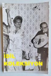 YEŞİLÇAM'IN YILDIZI HÜLYA KOÇYİĞİT'İN ORİJİNAL AJANS-BASIN FOTOĞRAFI - 18 x 12 cm EBADINDA - HÜLYA KOÇYİĞİT, UT EŞLİĞİNDE DANS EDİP EĞLENİRKEN ÇEKİLMİŞ BİR KARE (ENİS AYYILDIZ)