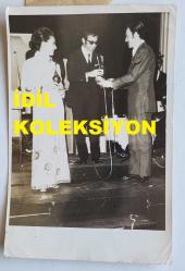 YEŞİLÇAM'IN YILDIZI HÜLYA KOÇYİĞİT'İN ORİJİNAL AJANS-BASIN FOTOĞRAFI - 18 x 12 cm EBADINDA - HÜLYA KOÇYİĞİT ve KARTAL TİBET, KERVANSARAY'DA DÜZENLENEN ÖDÜL TÖRENİNDE SAHNEYE ÇIKIP ÖDÜL ALIRLARKEN ÇEKİLMİŞ BİR KARE.