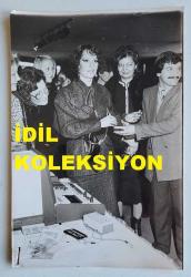 YEŞİLÇAM'IN YILDIZI HÜLYA KOÇYİĞİT'İN ORİJİNAL FOTOĞRAFI - 18 x 12 cm EBADINDA - HÜLYA KOÇYİĞİT, SHERATON OTELİ'NDE TÜRK KALP VAKFI'NIN YENİ KALP CİHAZINI TANITTIĞI TÖRENDEYKEN ÇEKİLMİŞ BİR KARE. 29 ŞUBAT 1984. ALİ ERGÜVEN