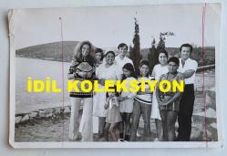 YEŞİLÇAM'IN YILDIZI HÜLYA KOÇYİĞİT'İN ORİJİNAL AJANS-BASIN FOTOĞRAFI - 18 x 12 cm EBADINDA - HÜLYA KOÇYİĞİT, EVLAT EDİNDİĞİ OSMAN ve SEVDİKLERİYLE BİRLİKTE POZ VERİRKEN ÇEKİLMİŞ BİR KARE