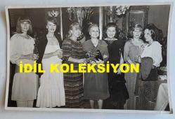 YEŞİLÇAM'IN YILDIZI HÜLYA KOÇYİĞİT'İN ORİJİNAL FOTOĞRAFI - 18 x 12 cm EBADINDA - HÜLYA KOÇYİĞİT, HÜRRİYET GAZETESİNİN DÜZENLEDİĞİ KOKTEYLDE FEZAL HAS, BELMA SİMAVİ ve İHSAN ŞENTÜRK'LE AYNI KAREDE POZ VERİRKEN ÇEKİLMİŞ BİR FOTOĞRAF. MAYIS 1977