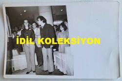 YEŞİLÇAM'IN YILDIZI HÜLYA KOÇYİĞİT'İN ORİJİNAL AJANS-BASIN FOTOĞRAFI - 18 x 12 cm EBADINDA - HÜLYA KOÇYİĞİT KADRAJA GÜLÜMSEYEREK POZ VERİRKEN ÇEKİLMİŞ BİR KARE