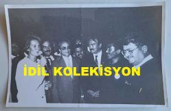 TÜRKİYE CUMHURİYETİ 8. CUMHURBAŞKANI TURGUT ÖZAL ve YEŞİLÇAM'IN YILDIZI HÜLYA KOÇYİĞİT'İN ORİJİNAL AJANS-BASIN FOTOĞRAFI - 18 x 12 cm EBADINDA - HÜLYA KOÇYİĞİT,I TURGUT ÖZAL'IN YANINDA KONUŞMA YAPARKEN ÇEKİLMİŞ BİR KARE. 1987