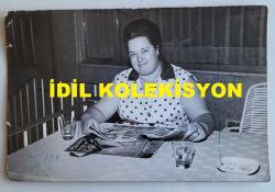 YEŞİLÇAM'IN YILDIZI HÜLYA KOÇYİĞİT'İN ANNESİ MELEK KOÇYİĞİT'İN ORİJİNAL FOTOĞRAFI - 18 x 12 cm EBADINDA - MELEK KOÇTİĞİY, GAZETE OKUDUĞU SIRADA KADRAJA POZ VERİRKEN ÇEKİLMİŞ BİR KARE