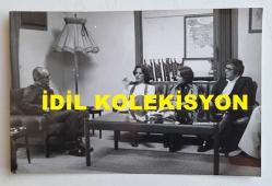 YEŞİLÇAM'IN YILDIZI HÜLYA KOÇYİĞİT'İN ORİJİNAL FOTOĞRAFI - 14 x 9 cm EBADINDA - HÜLYA KOÇYİĞİT, BERRİN GİZ ve METİN ERKSAN, KIBRIS'TA TÜRK BARIŞ KUVVETLERİ'NDE GÖREVLİ BİR GENERALLE KONUŞURLARKEN ÇEKİLMİŞ BİR KARE. 12 KASIM 1977