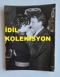 YEŞİLÇAM'IN YILDIZI HÜLYA KOÇYİĞİT'İN ORİJİNAL FOTOĞRAFI - 11 x 9 cm EBADINDA - HÜLYA KOÇYİĞİT, HALDUN DORMEN'LE DANS EDERKEN ÇEKİLMİŞ BİR KARE