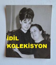 YEŞİLÇAM'IN YILDIZI HÜLYA KOÇYİĞİT'İN ORİJİNAL FOTOĞRAFI - 10 x 9 cm EBADINDA - HÜLYA KOÇYİĞİT, ANNESİ MELEK KOÇYİĞİT'LE SARILARAK POZ VERİRKEN ÇEKİLMİŞ BİR HATIRA FOTOĞRAFI. 1960'LAR