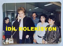 YEŞİLÇAM'IN YILDIZI HÜLYA KOÇYİĞİT'İN ORİJİNAL FOTOĞRAFI - 12,5 x 9 cm EBADINDA - HÜLYA KOÇYİĞİT, BİR YAZIHANEDE TELEFONLA KONUŞURKEN ÇEKİLMİŞ BİR KARE