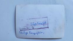 YEŞİLÇAM'IN YILDIZI HÜLYA KOÇYİĞİT'İN ORİJİNAL FOTOĞRAFI - 12,5 x 9 cm EBADINDA - HÜLYA KOÇYİĞİT, BİR YAZIHANEDE TELEFONLA KONUŞURKEN ÇEKİLMİŞ BİR KARE