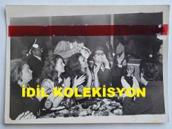 SANAT GÜNEŞİ ZEKİ MÜREN ve YEŞİLÇAM'IN YILDIZI HÜLYA KOÇYİĞİT'İN ORİJİNAL FOTOĞRAFI - 18 x 13 cm EBADINDA - HÜLYA KOÇYİĞİT BİR EĞLENCE MEKANINDA KARDEŞİ FERYAL KOÇYİĞİT, NEVZAT OKÇUGİL ve ZEKİ MÜREN'LE AYNI MASADA EĞLENİRKEN ÇEKİLMİŞ BİR KARE (AÇIKLAMAYI OKUYUNUZ!)