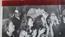 SANAT GÜNEŞİ ZEKİ MÜREN ve YEŞİLÇAM'IN YILDIZI HÜLYA KOÇYİĞİT'İN ORİJİNAL FOTOĞRAFI - 18 x 13 cm EBADINDA - HÜLYA KOÇYİĞİT BİR EĞLENCE MEKANINDA KARDEŞİ FERYAL KOÇYİĞİT, NEVZAT OKÇUGİL ve ZEKİ MÜREN'LE AYNI MASADA EĞLENİRKEN ÇEKİLMİŞ BİR KARE (AÇIKLAMAYI OKUYUNUZ!)