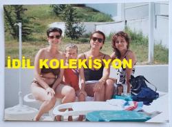 YEŞİLÇAM'IN YILDIZI HÜLYA KOÇYİĞİT'İN ORİJİNAL FOTOĞRAFI - 18 x 13 cm EBADINDA - HÜLYA KOÇYİĞİT, KUŞADASI'NDA TATİL YAPTIĞI SIRADA SEVDİKLERİYLE BİRLİKTE HAVUZ KENARINDA HATIRA POZU VERİRKEN ÇEKİLMİŞ NET BİR FOTOĞRAF. 29 TEMMUZ 1990... ÖZEL ARŞİV!